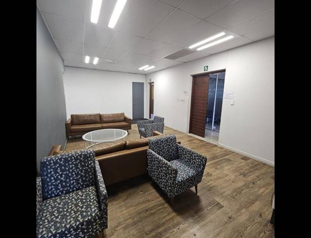1,371M² BUILDING TO LET IN DIE HOEWES